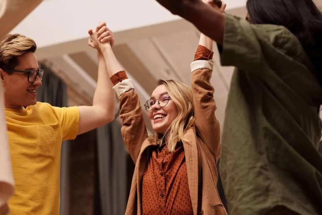 jóvenes celebrando